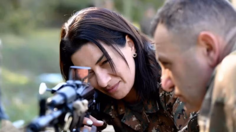 Bà Anna Hakobyan, phu nhân Thủ tướng Armenia trong khóa huấn luyện quân sự tại Nagorno-Karabakh