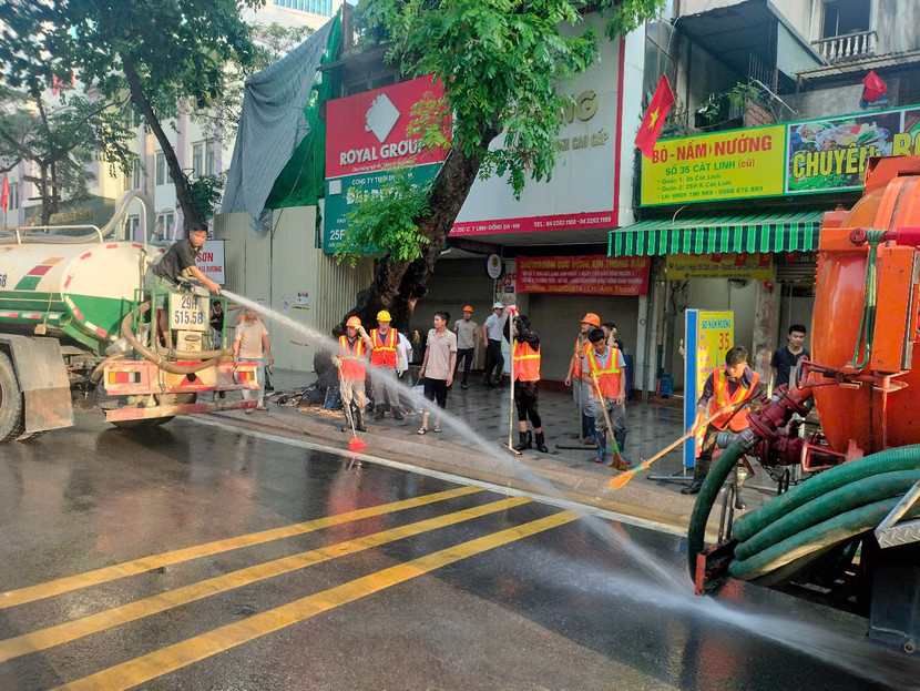 Chủ đầu tư đã vệ sinh sạch sẽ khu vực hỗn hợp bùn khoan ngầm metro Nhổn- Ga Hà Nội phun trào lên mặt đất tại phố Cát Linh