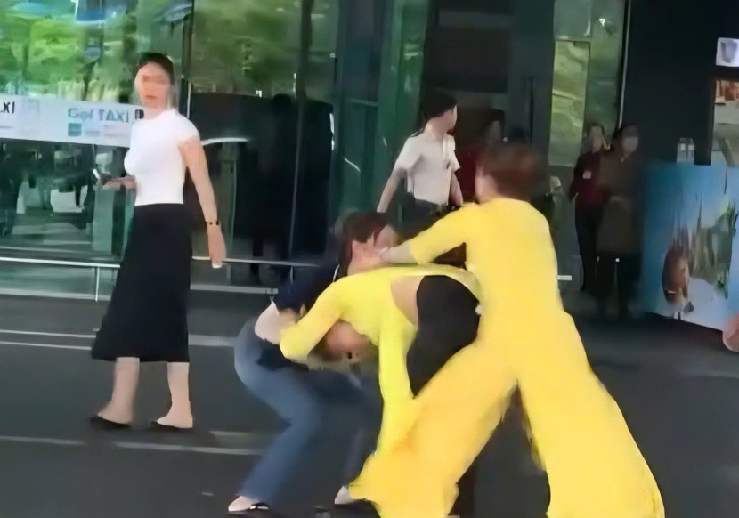Hình ảnh ghi lại cảnh 2 nữ nhân viên hàng không đánh nhau tại sân bay Phú Quốc (ảnh cắt từ clip)