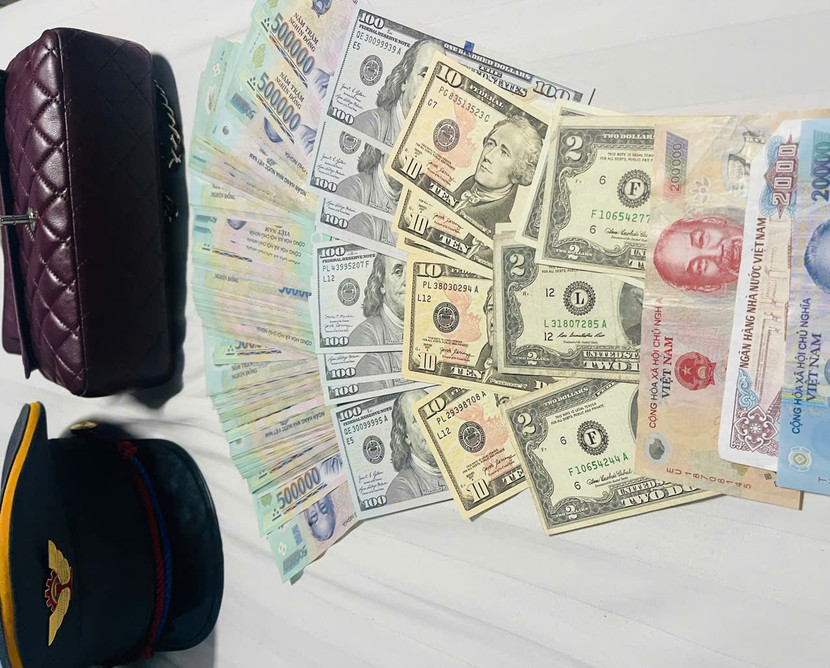 Số tiền mặt lớn mà nữ hành khách đã bỏ quên trên tàu SE6 Số tiền mặt lớn mà nữ hành khách đã bỏ quên trên tàu SE6