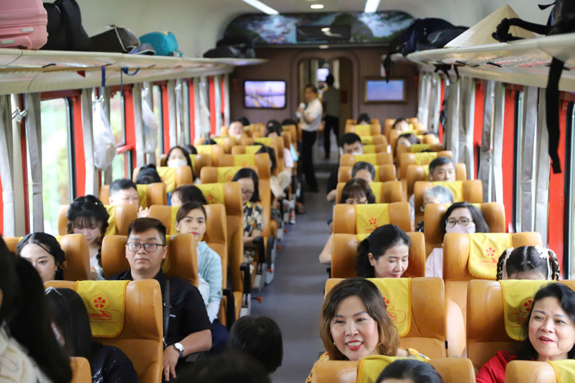 Hành khách háo hức trải nghiệm trên chuyến tàu VIP Hoa Phượng Đỏ