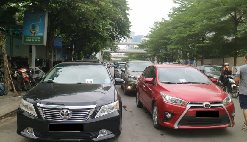 Phương tiện xếp hàng dài chờ đến lượt "khám xe" Phương tiện xếp hàng dài chờ đến lượt "khám xe"