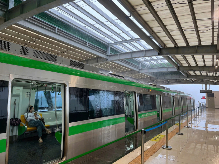 Mái ga Yên Nghĩa thuộc tuyến metro Cát Linh- Hà Đông bị tốc gây dột, nước mưa vào tràn vào trong Mái ga Yên Nghĩa thuộc tuyến metro Cát Linh- Hà Đông bị tốc gây dột, nước mưa vào tràn vào trong