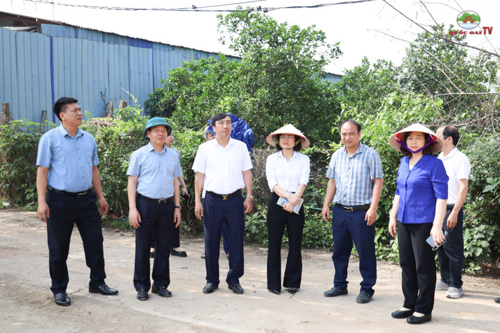 Chủ tịch UBND huyện Quốc Oai Nguyễn Trường Sơn (thứ hai từ trái sang) kiểm tra tình hình trật tự xây dựng trên địa bàn vào sáng 5/5 Chủ tịch UBND huyện Quốc Oai Nguyễn Trường Sơn (thứ hai từ trái sang) kiểm tra tình hình trật tự xây dựng trên địa bàn vào sáng 5/5