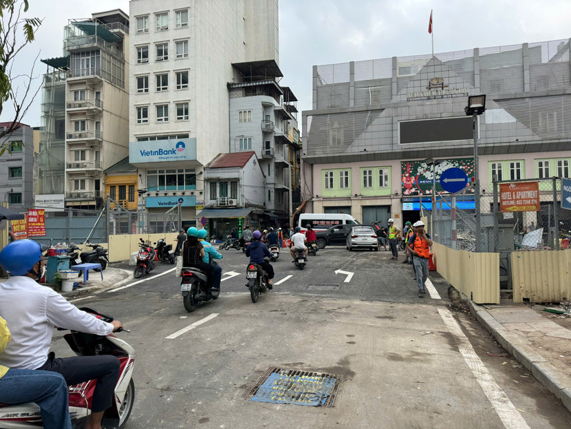 Đơn vị thi công tổ chức rào chắn khu vực ga S12- Trần Hưng Đạo để chuẩn bị đào ngầm