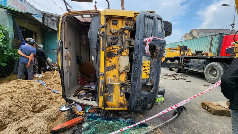 Hiện trường vụ tai nạn chiếc xe tải chở cát lao vào nhà dân làm 4 người thương vong Hiện trường vụ tai nạn chiếc xe tải chở cát lao vào nhà dân làm 4 người thương vong