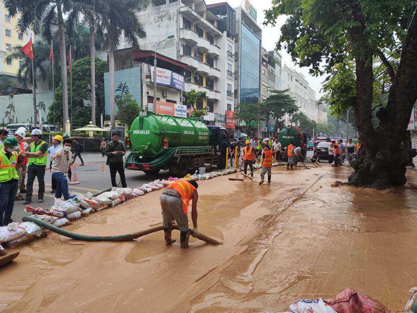 Hỗn hợp bùn trong quá trình khoan ngầm metro Nhổn- Ga Hà Nội lại phun trào ào ào lên phố Cát Linh