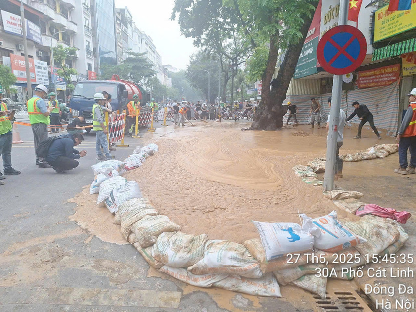 Các đơn vị liên quan đã khoanh gọn để xử lý hỗn hợp bùn phun trào lên