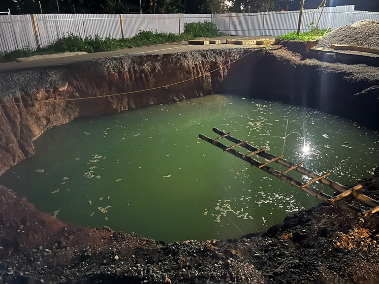 Hố tử thần trên quốc lộ 3B rộng, sâu nên công tác tìm kiếm gặp khó khăn Hố tử thần trên quốc lộ 3B rộng, sâu nên công tác tìm kiếm gặp khó khăn