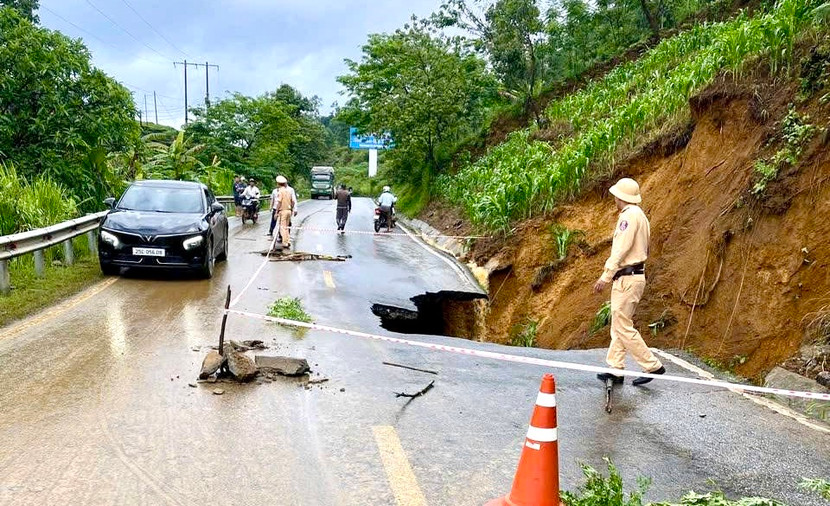 Lực lượng chức năng rào chắn hố tử thần trên quốc lộ 4D, tổ chức giao thông cho phương tiện qua lại Lực lượng chức năng rào chắn hố tử thần trên quốc lộ 4D, tổ chức giao thông cho phương tiện qua lại