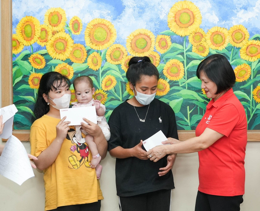 Đại diện ROX Group trao quà cho người nhà bệnh nhi sáng 30/5. Đại diện ROX Group trao quà cho người nhà bệnh nhi sáng 30/5.