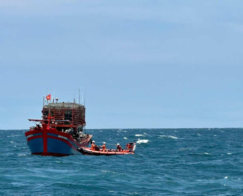 Cứu nạn các thuyền viên tàu Công Thành 07 gặp nạn tại khu vực biển Vũng Áng vào sáng nay 26/5