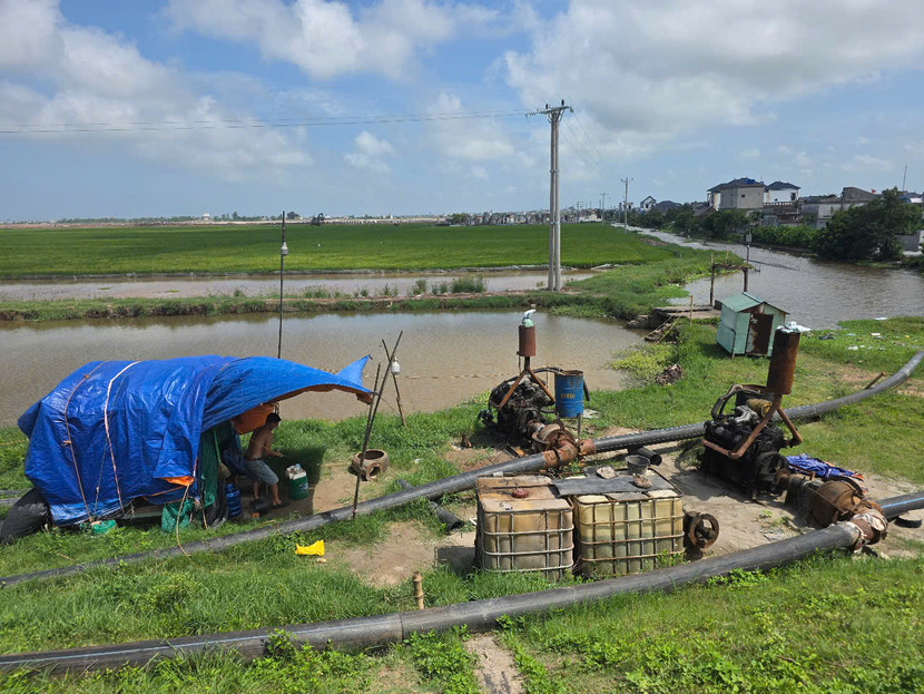 Chủ đầu tư lắp đặt các máy hút công suất lớn để đưa cát từ sông Trà Lý về san lấp KCN Hải Long
