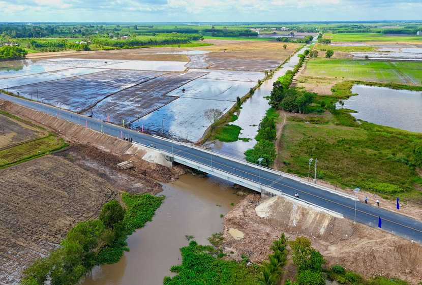 Cầu Hoà Bình và đường dẫn vừa được huyện Châu Thành, Tây Ninh khánh thành, thông xe vào ngày 25/4 vừa qua Cầu Hoà Bình và đường dẫn vừa được huyện Châu Thành, Tây Ninh khánh thành, thông xe vào ngày 25/4 vừa qua