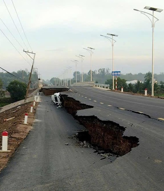 Sụt lún nghiêm trọng đường dẫn cầu Hoà Bình ở Tây Ninh