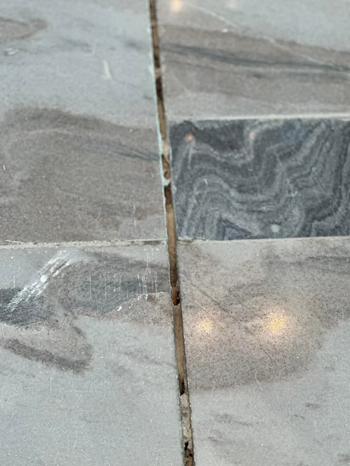 Sàn lát đá nhà ga T3 bị hành khách phản ánh làm cẩu thả, lem nhem Sàn lát đá nhà ga T3 bị hành khách phản ánh làm cẩu thả, lem nhem