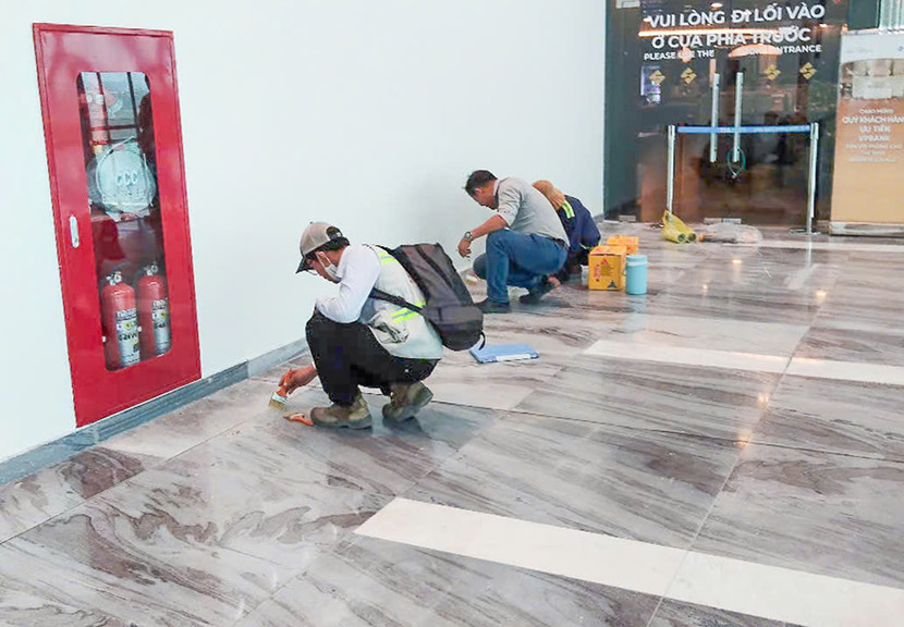 Nhà thầu thi công đang khắc phục các điểm lát đá vênh Nhà thầu thi công đang khắc phục các điểm lát đá vênh