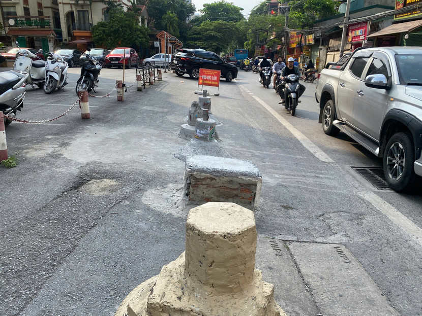 Loạt trụ bê tông trái phép trước cửa chung cư Lilama 52 Lĩnh Nam