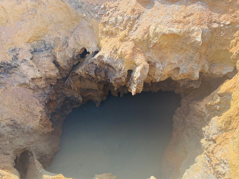 Lực lượng chức năng đã tạm dừng bơm hút nước tại hố tử thần trên quốc lộ 3B