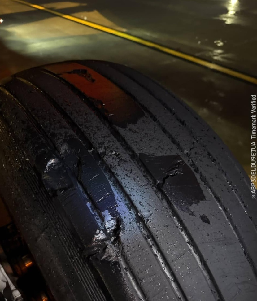 Máy bay của Vietjet bị rách lốp sau sự cố trượt ra ngoài đường băng vào tối 7/5