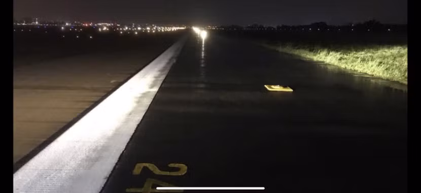 Đường băng Tân Sơn Nhất bị hư hỏng đèn sau sự cố máy bay trượt ra ngoài gây hư hỏng