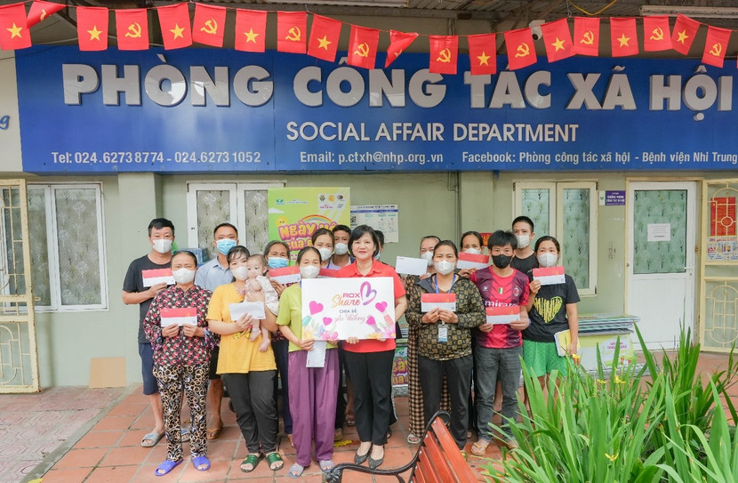 Chương trình ROX Share mang yêu thương tới Bệnh viện Nhi Trung ương. Chương trình ROX Share mang yêu thương tới Bệnh viện Nhi Trung ương.