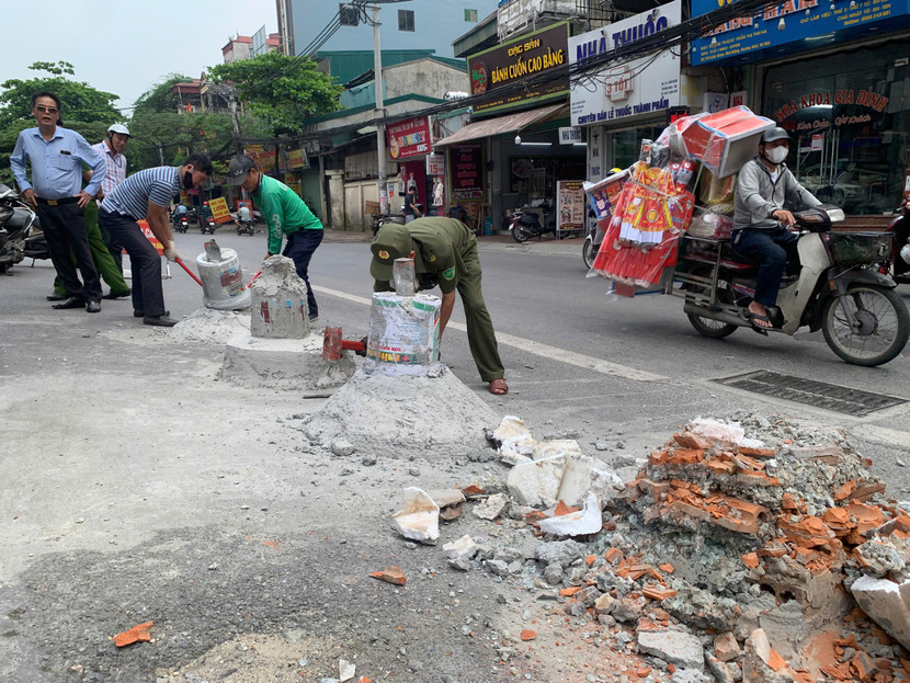 Lực lượng chức năng phường Mai Động tổ chức phá dỡ loạt trụ bê tông trái phép vào sáng nay 8/5