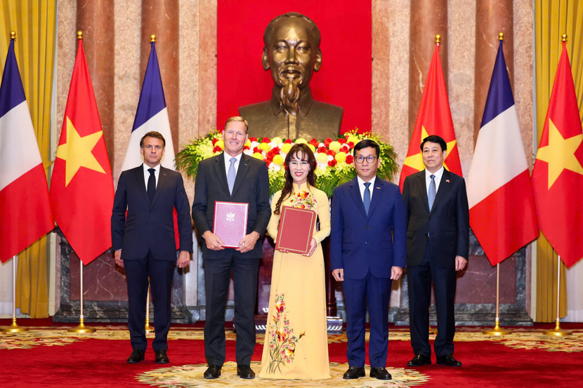 Chủ tịch HĐQT Vietjet, Nguyễn Thị Phương Thảo và Chủ tịch Airbus International, Wouter van Wersch trao thỏa thuận đặt mua 20 máy bay thân rộng A330-900 (A330neo) trước sự chứng kiến của Chủ tịch nước Lương Cường và Tổng thống Pháp Emmanuel Macron