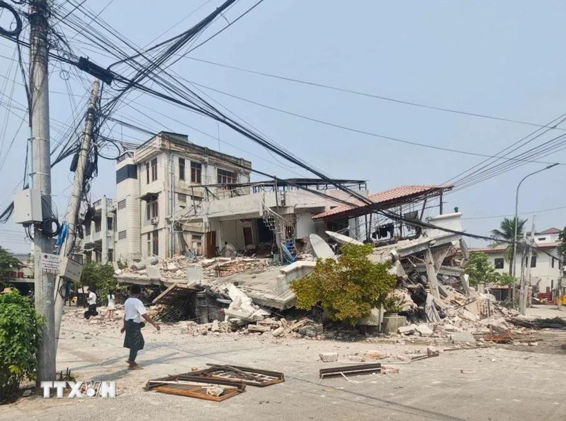 Tòa nhà bị đổ sập do động đất tại Mandalay, Myanmar ngày 28/3/2025. (Ảnh: THX/TTXVN)