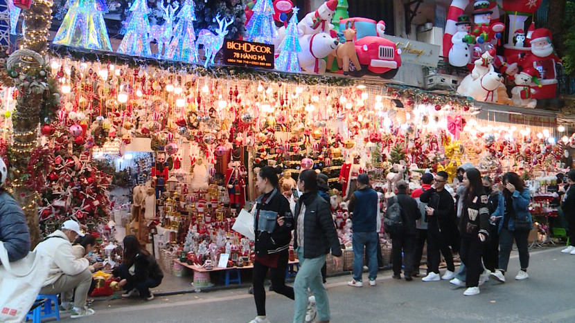 Nơi đây được bao trùm bởi sắc đỏ pha lẫn sắc xanh, sắc trắng từ những món đồ trang trí được bày bán, tạo ra một không gian lung linh, rực rỡ cả một dãy phố Nơi đây được bao trùm bởi sắc đỏ pha lẫn sắc xanh, sắc trắng từ những món đồ trang trí được bày bán, tạo ra một không gian lung linh, rực rỡ cả một dãy phố