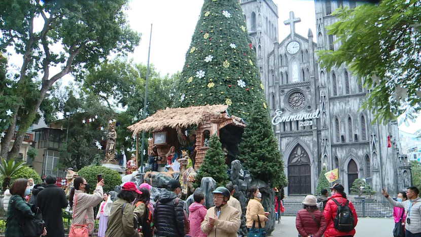 Cây thông Noel cao tới 15 m là dấu ấn đặc biệt thu hút những vị khách tới đây Cây thông Noel cao tới 15 m là dấu ấn đặc biệt thu hút những vị khách tới đây