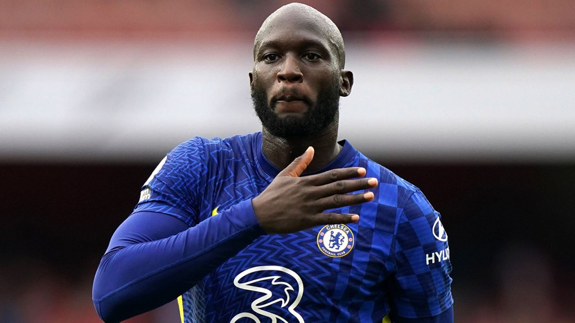 6. ROMELU LUKAKU - INTER SANG CHELSEA - 113 TRIỆU EURO (2021) Tái hợp Chelsea sau thời gian rực sáng tại Serie a, tiền đạo người Bỉ hoàn toàn thất bại trong việc thích nghi. Hệ thống chiến thuật không phù hợp và chấn thương liên miên khiến Lukaku dần bị gạt khỏi kế hoạch của đội bóng London. 6. ROMELU LUKAKU - INTER SANG CHELSEA - 113 TRIỆU EURO (2021) Tái hợp Chelsea sau thời gian rực sáng tại Serie a, tiền đạo người Bỉ hoàn toàn thất bại trong việc thích nghi. Hệ thống chiến thuật không phù hợp và chấn thương liên miên khiến Lukaku dần bị gạt khỏi kế hoạch của đội bóng London.