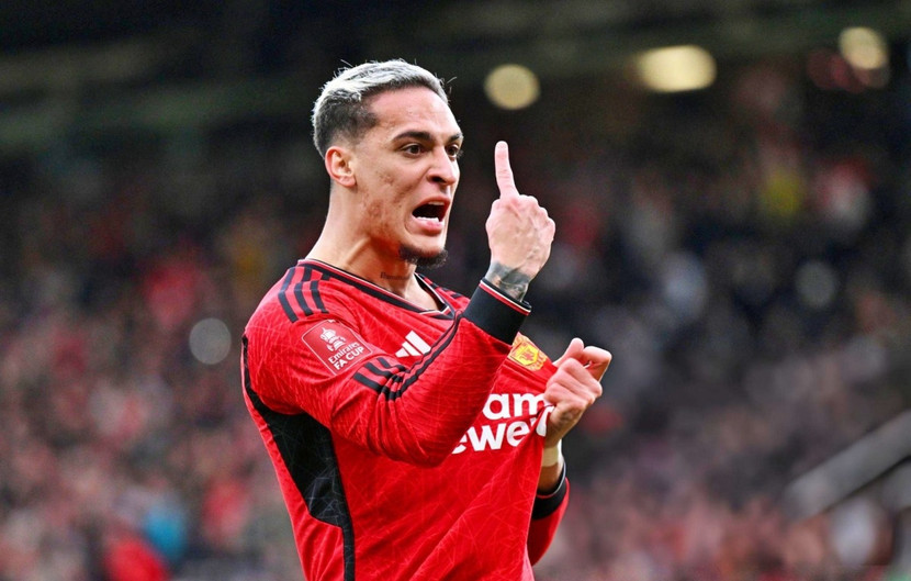 8. ANTONY - AJAX SANG MAN UTD - 95 TRIỆU EURO (2022) Tưởng như sẽ tạo đột phá dưới trướng Ten Hag, nhưng cầu thủ chạy cánh người Brazil lại sa sút và thiếu ổn định. Sau mùa giải đáng quên, Antony bị đem cho Real Betis mượn nhằm cứu vãn sự nghiệp. 8. ANTONY - AJAX SANG MAN UTD - 95 TRIỆU EURO (2022) Tưởng như sẽ tạo đột phá dưới trướng Ten Hag, nhưng cầu thủ chạy cánh người Brazil lại sa sút và thiếu ổn định. Sau mùa giải đáng quên, Antony bị đem cho Real Betis mượn nhằm cứu vãn sự nghiệp.