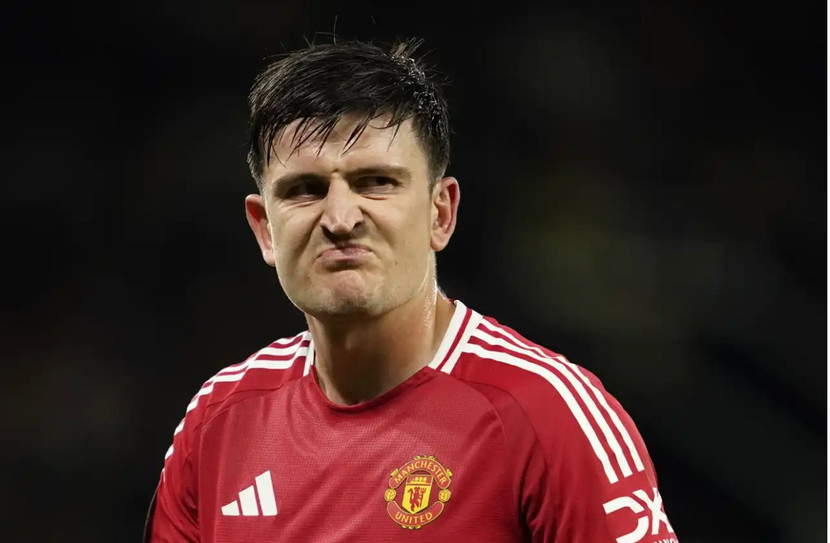 10. HARRY MAGUIRE - LEICESTER SANG MAN UTD - 87 TRIỆU EURO (2019) Từng được tung hô là hậu vệ đắt giá nhất thế giới, nhưng Maguire không thể duy trì phong độ ổn định tại Old Trafford. Áp lực từ chiếc băng đội trưởng và sai lầm cá nhân khiến anh dần đánh mất niềm tin, dù vẫn còn thuộc biên chế MU. 10. HARRY MAGUIRE - LEICESTER SANG MAN UTD - 87 TRIỆU EURO (2019) Từng được tung hô là hậu vệ đắt giá nhất thế giới, nhưng Maguire không thể duy trì phong độ ổn định tại Old Trafford. Áp lực từ chiếc băng đội trưởng và sai lầm cá nhân khiến anh dần đánh mất niềm tin, dù vẫn còn thuộc biên chế MU.