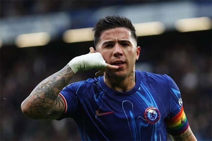 2. ENZO FERNANDEZ - BENFICA SANG CHELSEA - 121 TRIỆU EURO (2023) Là kỷ lục chuyển nhượng trong lịch sử Chelsea, enzo sớm chứng tỏ giá trị và được trao băng đội phó. Anh góp công lớn trong chức vô địch UEFA Conference League mùa vừa qua, dù vẫn còn ý kiến trái chiều về việc liệu anh có xứng với số tiền ấy hay không. 2. ENZO FERNANDEZ - BENFICA SANG CHELSEA - 121 TRIỆU EURO (2023) Là kỷ lục chuyển nhượng trong lịch sử Chelsea, enzo sớm chứng tỏ giá trị và được trao băng đội phó. Anh góp công lớn trong chức vô địch UEFA Conference League mùa vừa qua, dù vẫn còn ý kiến trái chiều về việc liệu anh có xứng với số tiền ấy hay không.