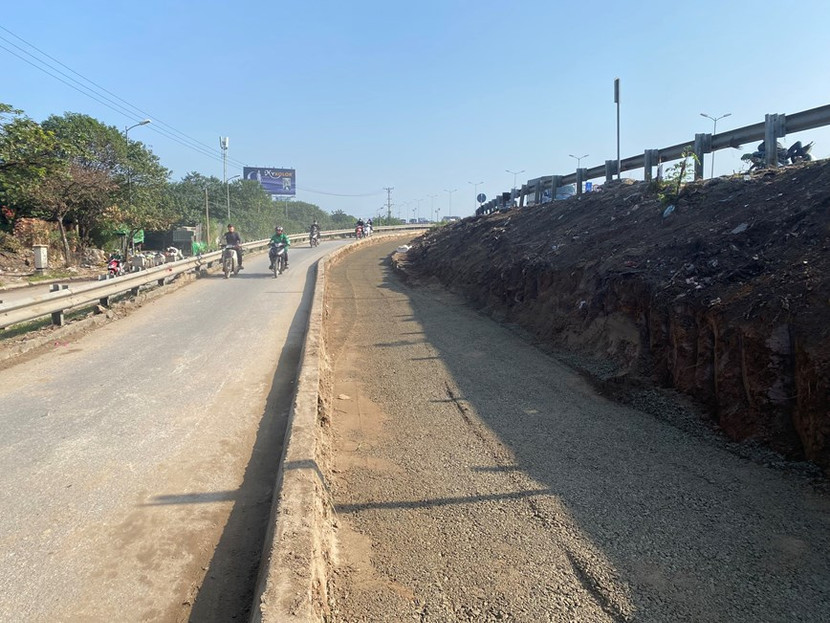 Đường dẫn xuống cầu Thanh Trì phía Trung tâm thành phố cũng đang được xén mở rộng Đường dẫn xuống cầu Thanh Trì phía Trung tâm thành phố cũng đang được xén mở rộng