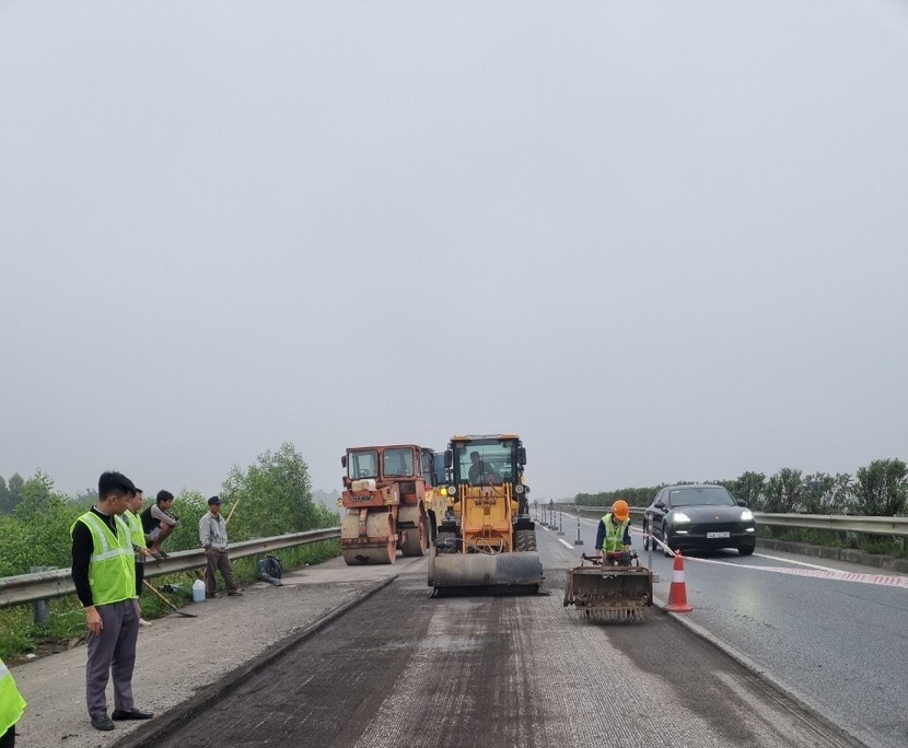 Cào bóc, khắc phục hằn lún trên cao tốc Nội Bài- Lào Cai