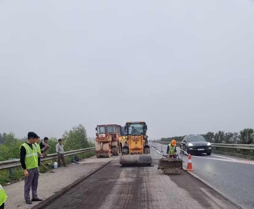 Cào bóc, khắc phục hằn lún trên cao tốc Nội Bài- Lào Cai Cào bóc, khắc phục hằn lún trên cao tốc Nội Bài- Lào Cai