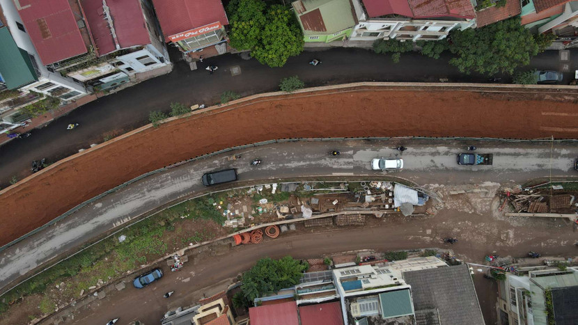 Nhưng đến nay, đã sắp hết năm 2023, dự án vẫn ì ạch thi công dù đây là tuyến đường huyết mạch nối trung tâm thành phố đến sân bay quốc tế Nội Bài Nhưng đến nay, đã sắp hết năm 2023, dự án vẫn ì ạch thi công dù đây là tuyến đường huyết mạch nối trung tâm thành phố đến sân bay quốc tế Nội Bài