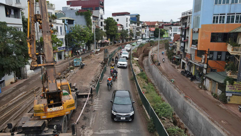 Việc rào chắn lô cốt kéo dài nhiều cây số trên trục đường huyết mạch đã khiến giao thông qua đây luôn rơi vào tình trạng ùn tắc nghiêm trọng, phương tiện nối đuôi nhau Việc rào chắn lô cốt kéo dài nhiều cây số trên trục đường huyết mạch đã khiến giao thông qua đây luôn rơi vào tình trạng ùn tắc nghiêm trọng, phương tiện nối đuôi nhau