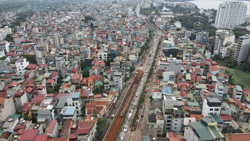 Tiểu dự án xây dựng mở rộng đường Âu Cơ, đoạn từ nút giao khách sạn Thắng Lợi đến nút giao cầu Nhật Tân có chiều dài 3,7km; nằm trong dự án xây dựng cầu vượt nút giao An Dương- đường Thanh Niên để hạn chế ùn tắc giao thông được TP Hà Nội phê duyệt vào ngày 24/6/2019 với lộ trình hoàn thành vào năm 2020. Tiểu dự án xây dựng mở rộng đường Âu Cơ, đoạn từ nút giao khách sạn Thắng Lợi đến nút giao cầu Nhật Tân có chiều dài 3,7km; nằm trong dự án xây dựng cầu vượt nút giao An Dương- đường Thanh Niên để hạn chế ùn tắc giao thông được TP Hà Nội phê duyệt vào ngày 24/6/2019 với lộ trình hoàn thành vào năm 2020.