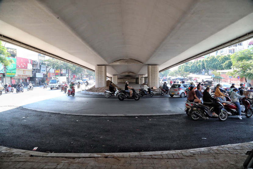 Tạo thêm 2 làn đường tạm cho phương tiện lưu thông Tạo thêm 2 làn đường tạm cho phương tiện lưu thông