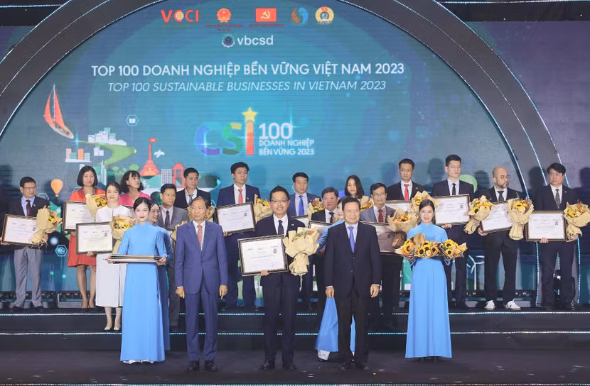 Ông Shimada Shigeru – Chánh Văn phòng Tổng Giám đốc của Acecook Việt Nam nhận giải