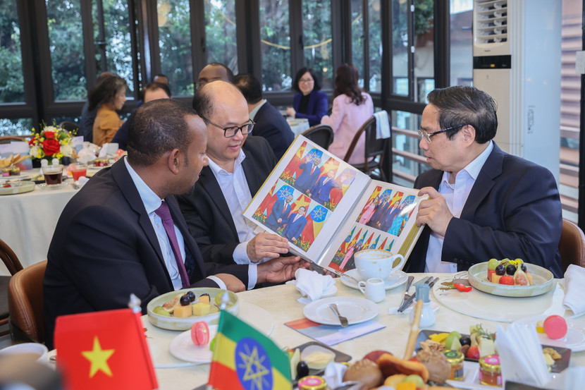 Thủ tướng giới thiệu với Thủ tướng Ethiopia các hình ảnh về chuyến thăm của Thủ tướng Ethiopia tại Việt Nam Thủ tướng giới thiệu với Thủ tướng Ethiopia các hình ảnh về chuyến thăm của Thủ tướng Ethiopia tại Việt Nam
