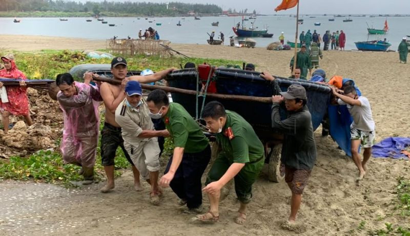 Công an TP Đà Nẵng hỗ trợ ngư dân đưa tàu thuyền về nơi an toàn trước khi bão số 5 đổ bộ (Ảnh BCĐ PCTT) Công an TP Đà Nẵng hỗ trợ ngư dân đưa tàu thuyền về nơi an toàn trước khi bão số 5 đổ bộ (Ảnh BCĐ PCTT)
