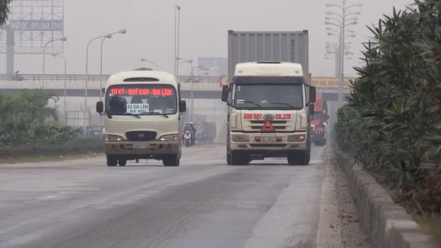 Lưu lượng phương tiện lớn, đường được khai thác từ lâu chưa tu sửa nên QL5 đã xuống cấp nghiêm trọng, gây mất ATGT Lưu lượng phương tiện lớn, đường được khai thác từ lâu chưa tu sửa nên QL5 đã xuống cấp nghiêm trọng, gây mất ATGT