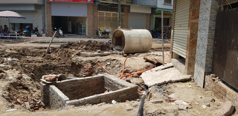 Công ty Lộc Việt thi công đào bới tung vỉa hè rồi để nguyên, với hố ga không che đậy