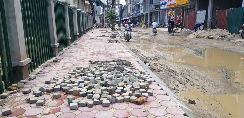 Vật liệu để chỏng chơ, bừa bộn ở vỉa hè