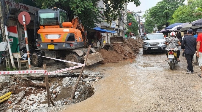 Phương tiện, đất cát chiếm hết đường đi lại của phương tiện vào sáng 28/9