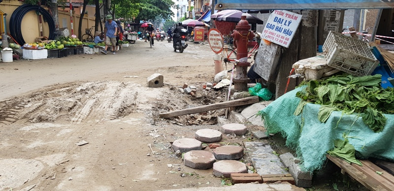 Đất cát, gạch đá rơi đầy đường